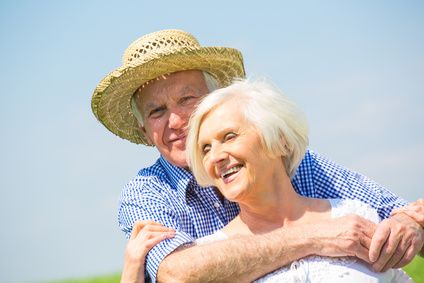 Glückliche Senioren im Frühling