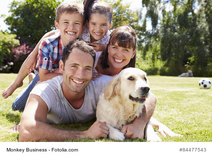 Familie mit Hund und Kindern