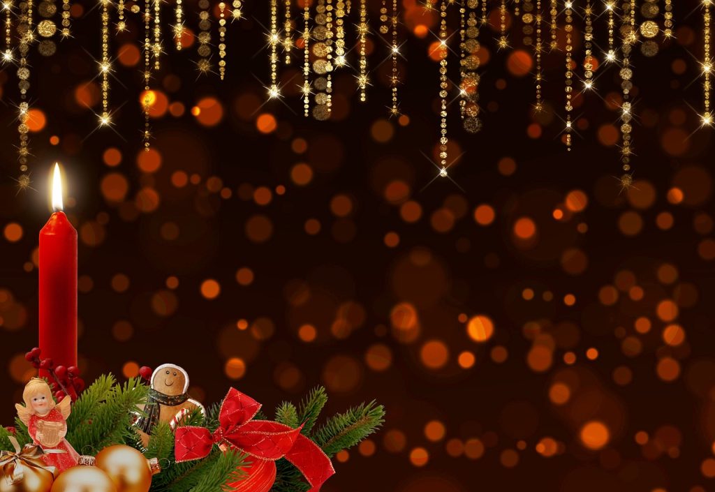 Eine rote Kerzen zum 1. Advent